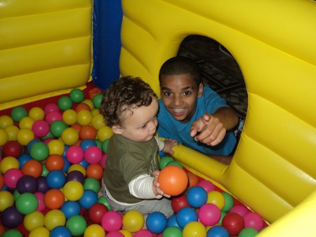 gugu na piscininha de bolas